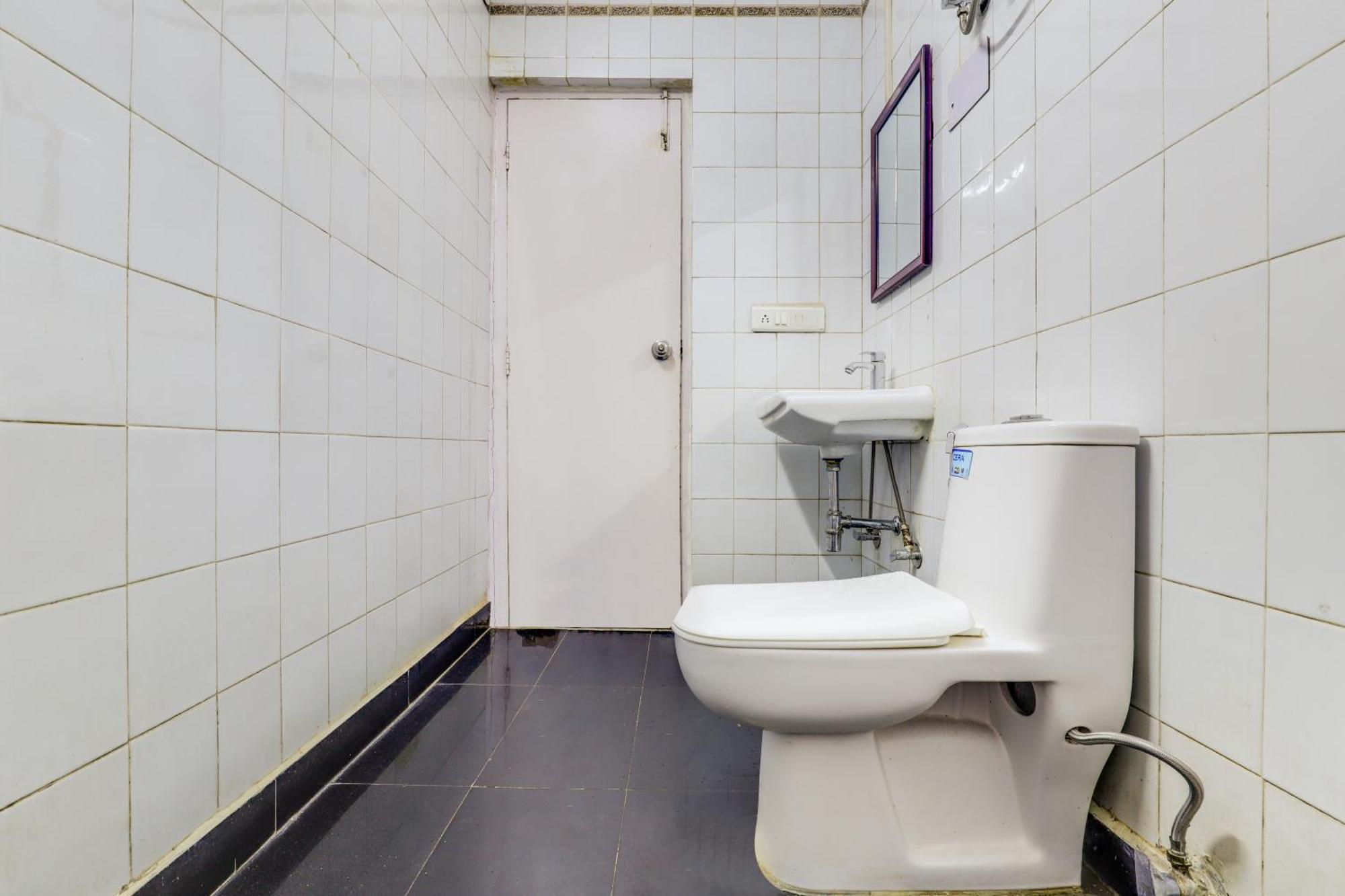 Hotel Sarthak Palace Near Karol Bagh Metro Station New Delhi Eksteriør billede