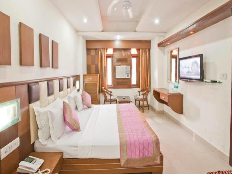 Hotel Sarthak Palace Near Karol Bagh Metro Station New Delhi Eksteriør billede